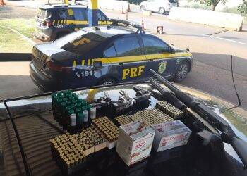 Casal é preso pela PRF com armas e munições