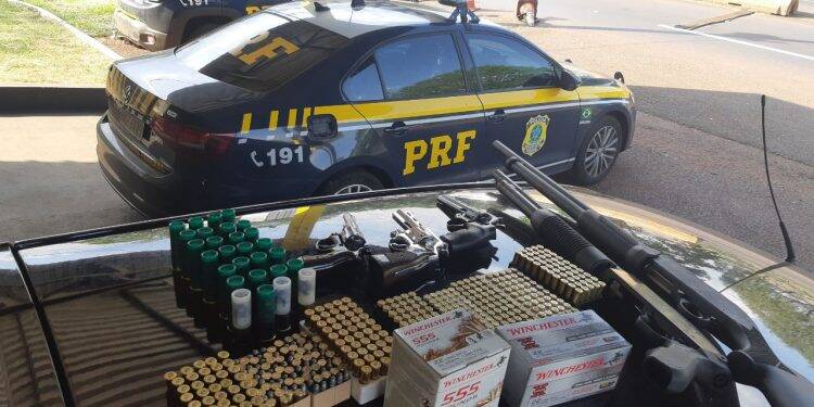 Casal é preso pela PRF com armas e munições