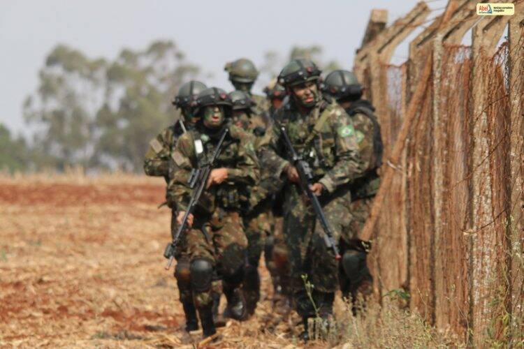 Vejas imagens do treinamento do Exército em Foz, Missal e Itaipulândia