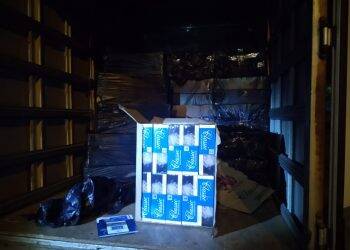 PF apreende 25 mil maços de cigarros na Vila Bananal, em Foz