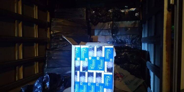 PF apreende 25 mil maços de cigarros na Vila Bananal, em Foz