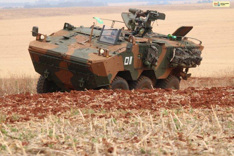 Vejas imagens do treinamento do Exército em Foz, Missal e Itaipulândia