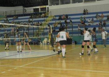 Foz do Iguaçu Voleibol feminino vence e elimina Curitiba no tie-break –  Rádio Cultura Foz – AM 820