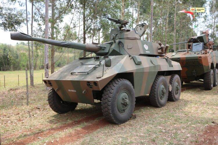Vejas imagens do treinamento do Exército em Foz, Missal e Itaipulândia
