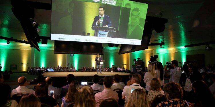 Estratégia para aumentar o crescimento é consolidar ambiente favorável, disse Ratinho Júnior em Foz