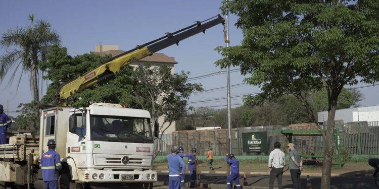 Previsto para 4 meses, iluminação do viaduto da Costa e Silva foi realizada em apenas 7 dias