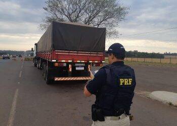 PRF prende caminhoneiro bêbado e sem habilitação