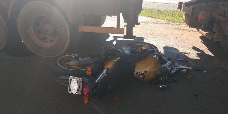 Homem morre ao colidir moto contra caminhão na Marginal Sérgio Gasparetto