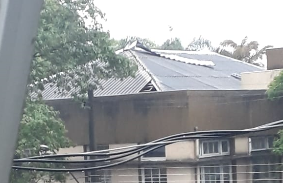 Parte do telhado da prefeitura é arrancada com a força do vento