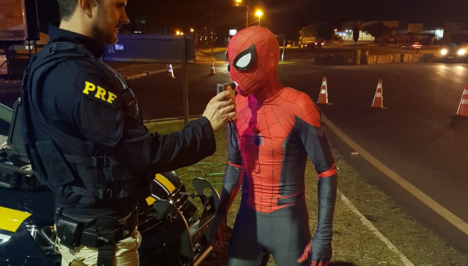 Homem-aranha passa no teste do bafômetro