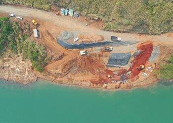Diretor de Itaipu acompanha visita ao canteiro de obras da nova ponte