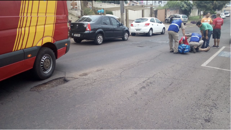 Ciclista cai em buraco no centro de Foz e tem ferimentos graves