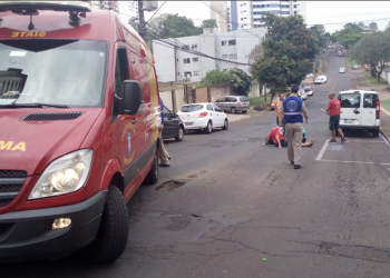 Ciclista cai em buraco no centro de Foz e tem ferimentos graves
