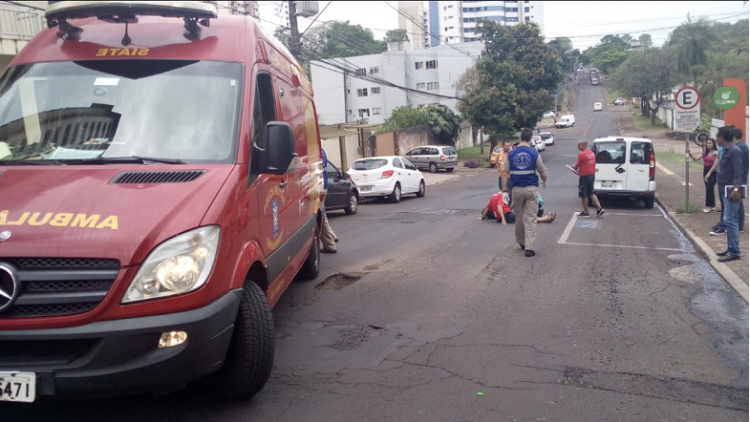 Ciclista cai em buraco no centro de Foz e tem ferimentos graves