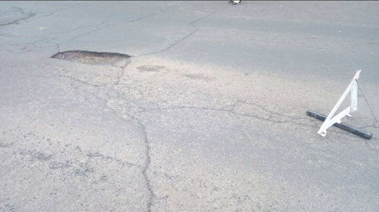 Ciclista cai em buraco no centro de Foz e tem ferimentos graves