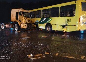 Acidente entre ônibus e caminhão deixa pelo menos 8 pessoas feridas