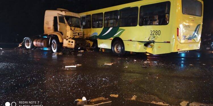 Acidente entre ônibus e caminhão deixa pelo menos 8 pessoas feridas