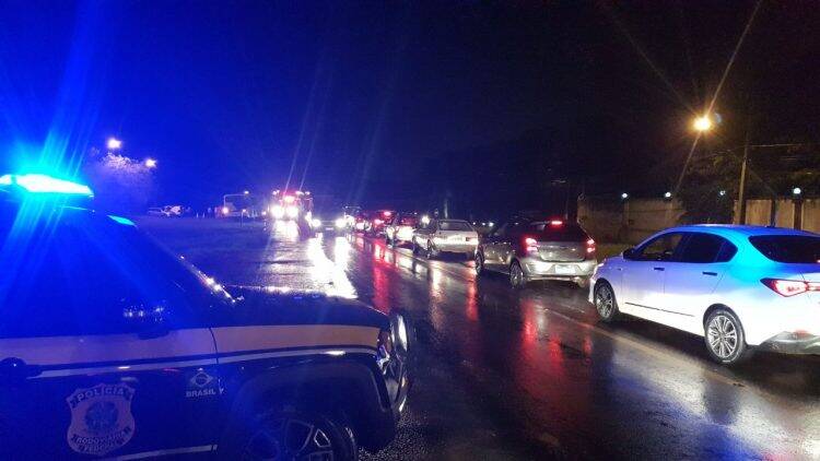 Acidente entre ônibus e caminhão deixa pelo menos 8 pessoas feridas