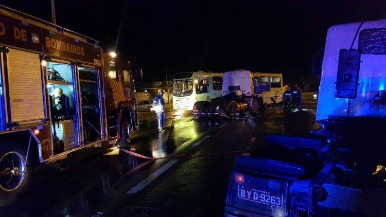 Acidente entre ônibus e caminhão deixa pelo menos 8 pessoas feridas