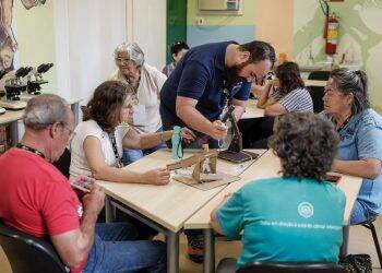 Idosos participam de oficina sobre Robótica no PTI