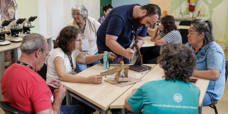 Idosos participam de oficina sobre Robótica no PTI