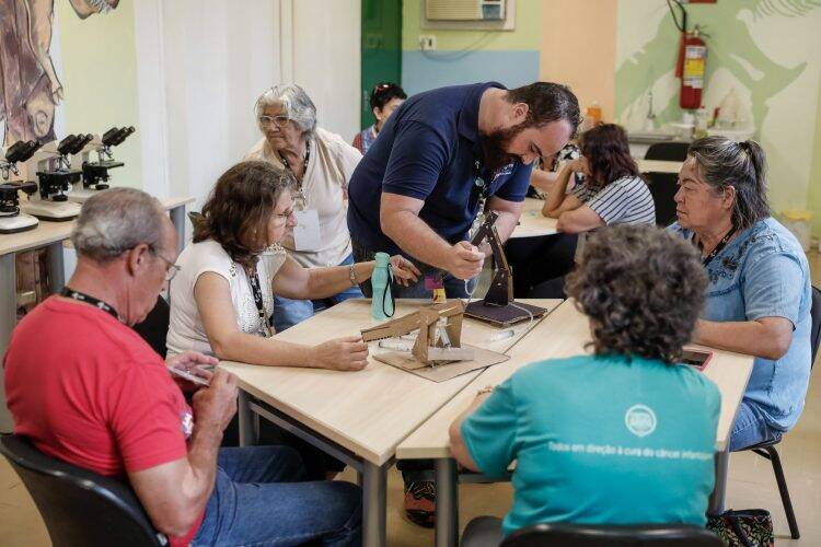 Idosos participam de oficina sobre Robótica no PTI