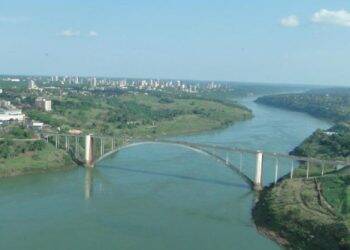 Em artigo, Juiz questiona “tráfego circular” de veículos paraguaios na Ponte da Amizade que congestiona trânsito