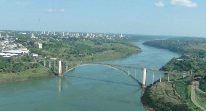 Em artigo, Juiz questiona “tráfego circular” de veículos paraguaios na Ponte da Amizade que congestiona trânsito