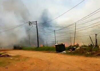 Incêndio ambiental atinge oficina e queima três veículos no Bubas