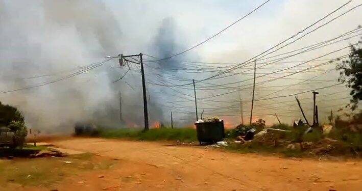 Incêndio ambiental atinge oficina e queima três veículos no Bubas