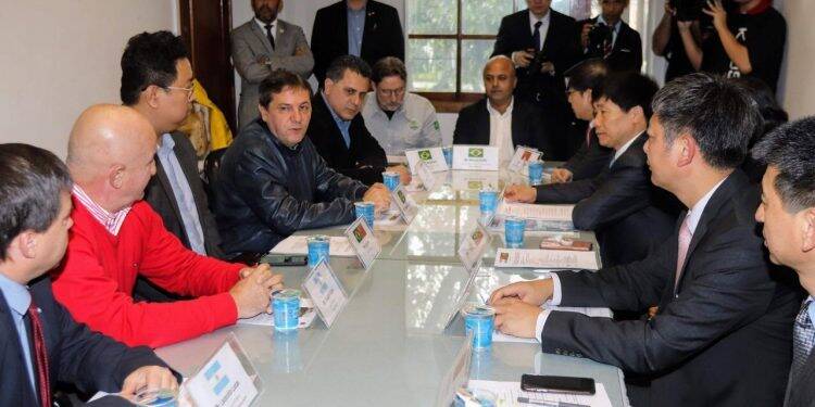 Alvo do turismo iguaçuense, Bolsonaro anuncia isenção de visto para chineses