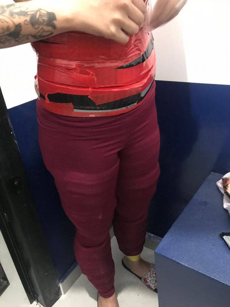Mulher é presa pela Polícia Federal com munições presas ao corpo
