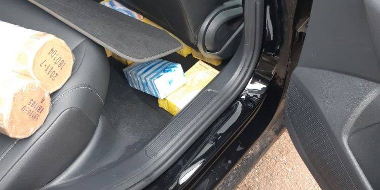 PRF encontra celulares em fundo falso de automóvel