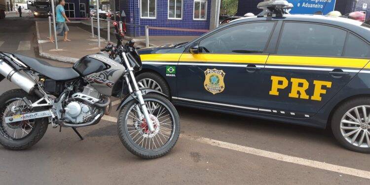 PRF recupera motocicleta na Ponte Internacional da Amizade