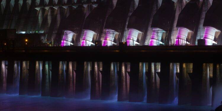 “Outubro Rosa” ilumina barragem de Itaipu