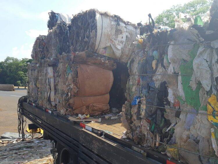 PRF e PF apreendem maconha em meio a carga de material reciclável