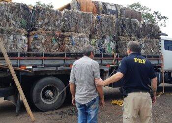 PRF e PF apreendem maconha em meio a carga de material reciclável