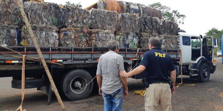 PRF e PF apreendem maconha em meio a carga de material reciclável