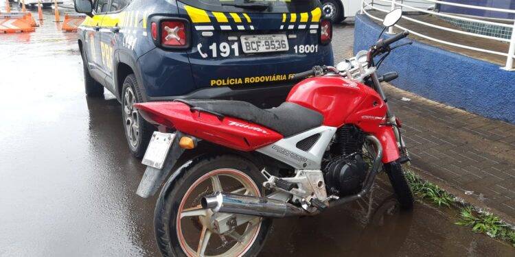 PRF recupera na ponte internacional da amizade motocicleta furtada há 12 anos