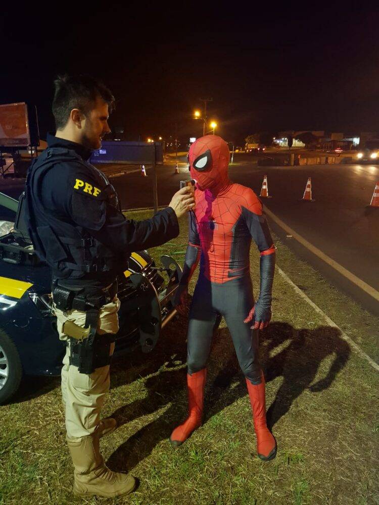 Homem-aranha passa no teste do bafômetro