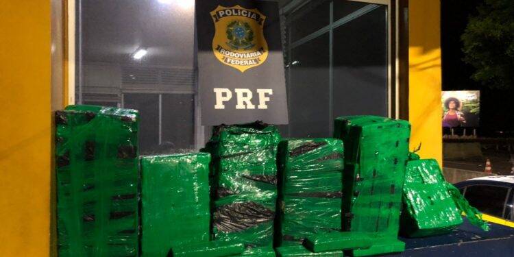 PRF prende casal transportando maconha