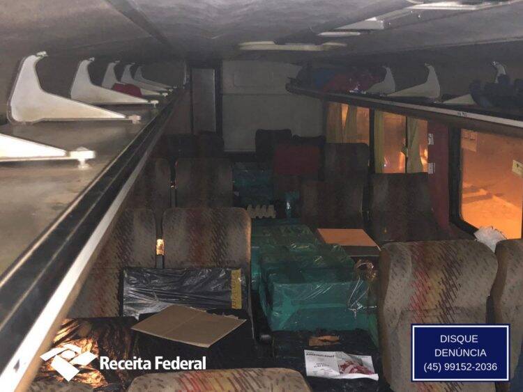 Ônibus carregado com mercadorias é retido em Santa Terezinha de Itaipu