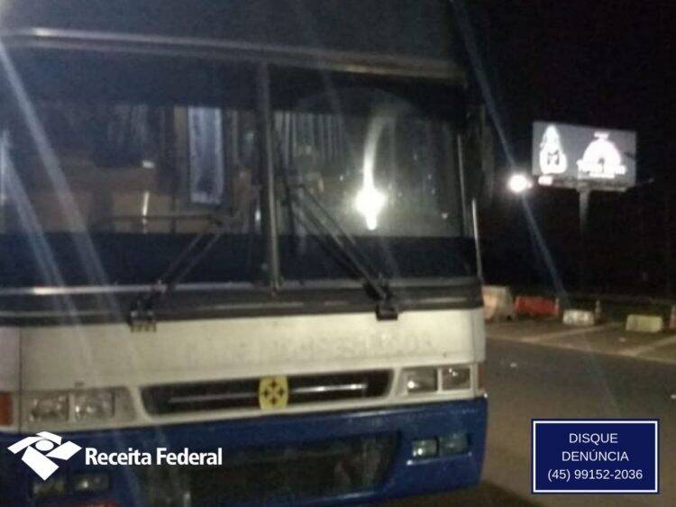 Ônibus carregado com mercadorias é retido em Santa Terezinha de Itaipu