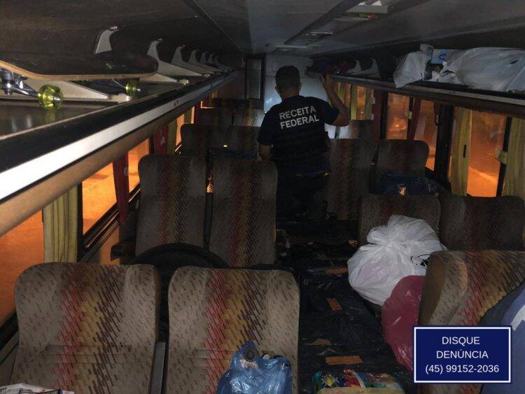 Ônibus carregado com mercadorias é retido em Santa Terezinha de Itaipu