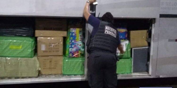 Ônibus carregado com mercadorias é retido em Santa Terezinha de Itaipu
