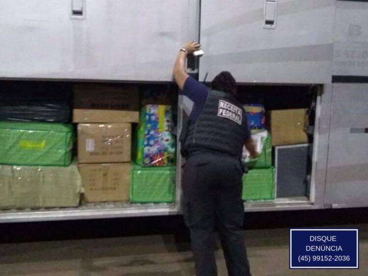 Ônibus carregado com mercadorias é retido em Santa Terezinha de Itaipu