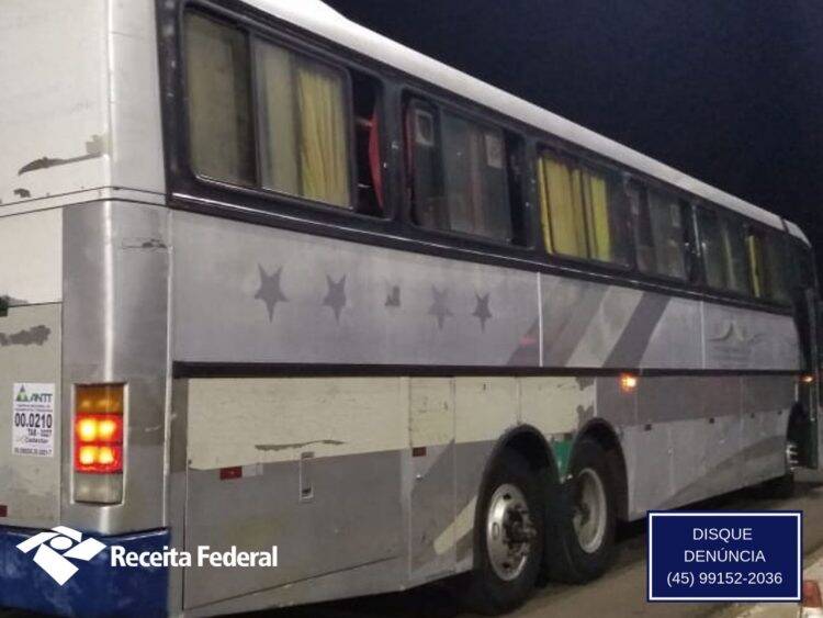Ônibus carregado com mercadorias é retido em Santa Terezinha de Itaipu