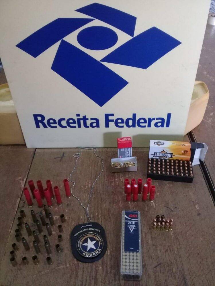 Munições são encontradas em fundo falso de caminhão