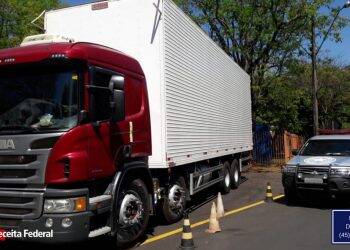 Munições são encontradas em fundo falso de caminhão