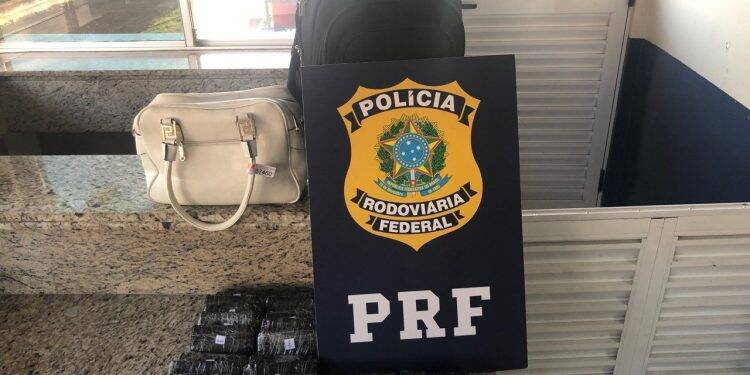 PRF apreende munições escondidas em bolsas de mão de casal